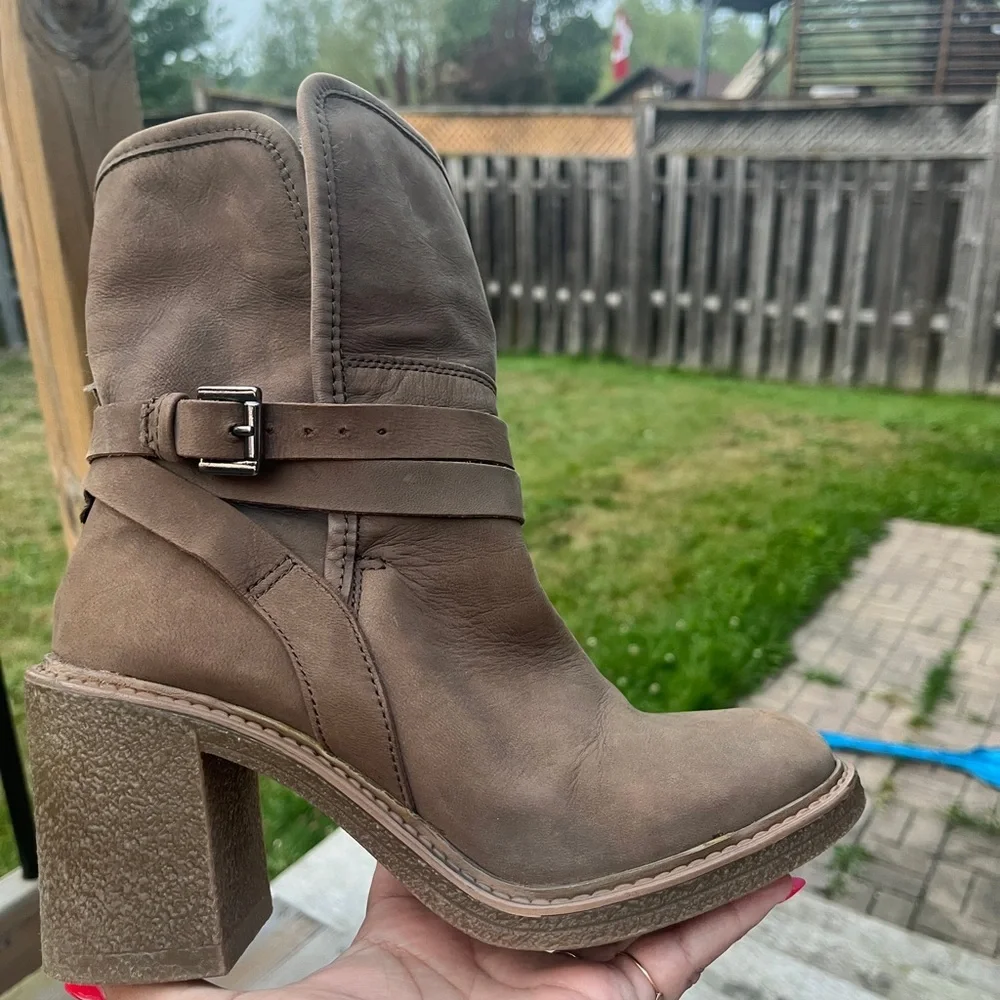 Elegant Tan Heeled Boots EU38 like New - Picture 6 of 10